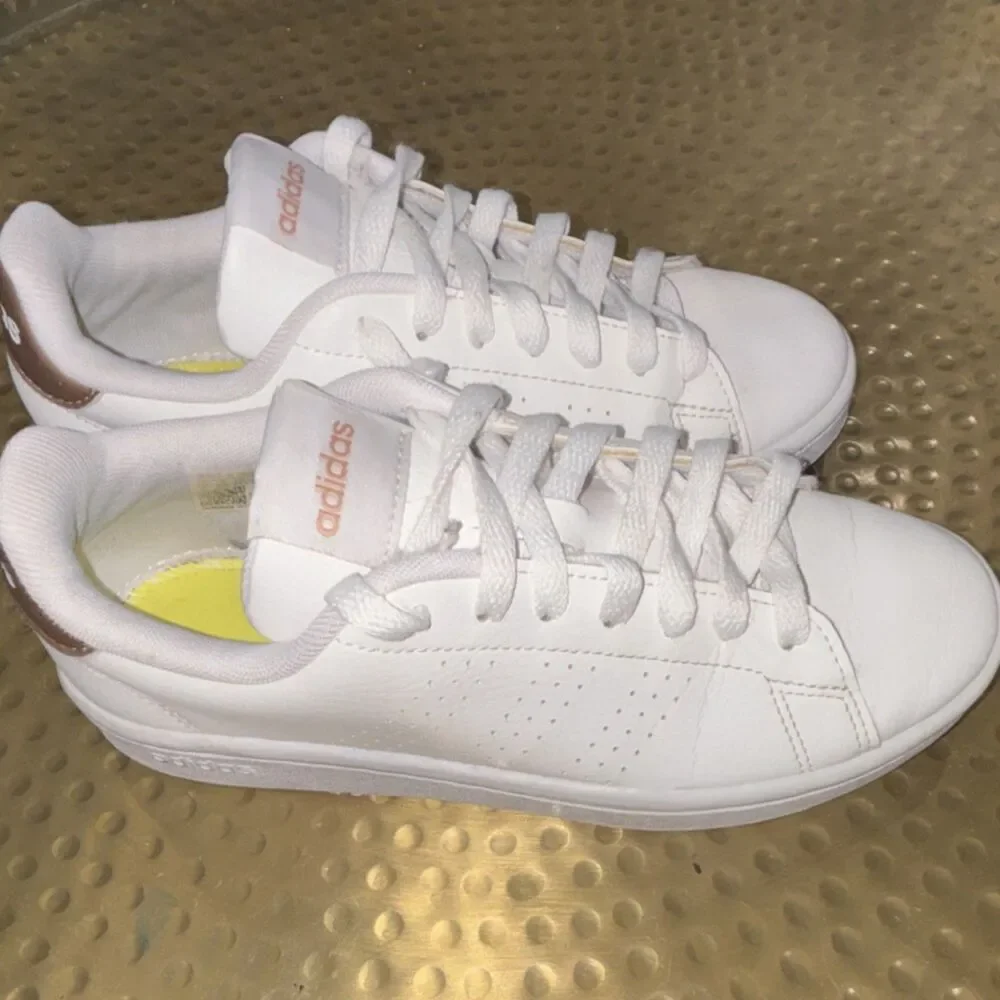 adidas Men’s White & Gold Solid Low Top Lace-Up Sneakers Gold Heel size 6